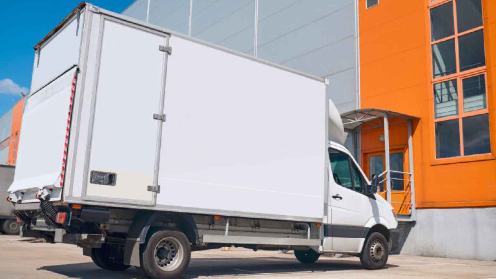 Imagen de un camión de reparto de paquetería