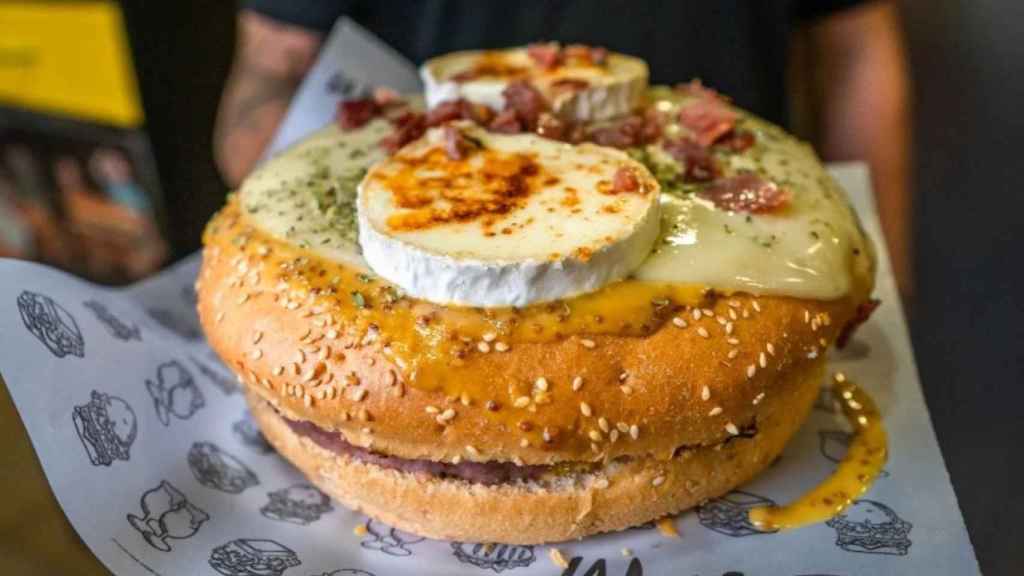 Una de las hamburguesas gigantes del restaurante de Terrassa