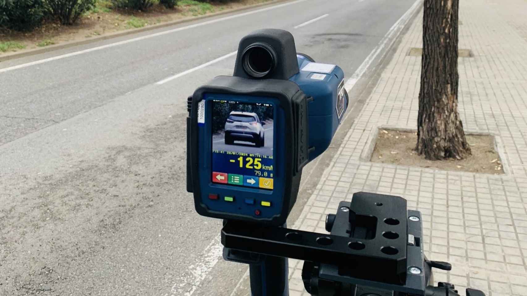 Radar móvil de la Guardia Urbana de Barcelona multando a un conductor