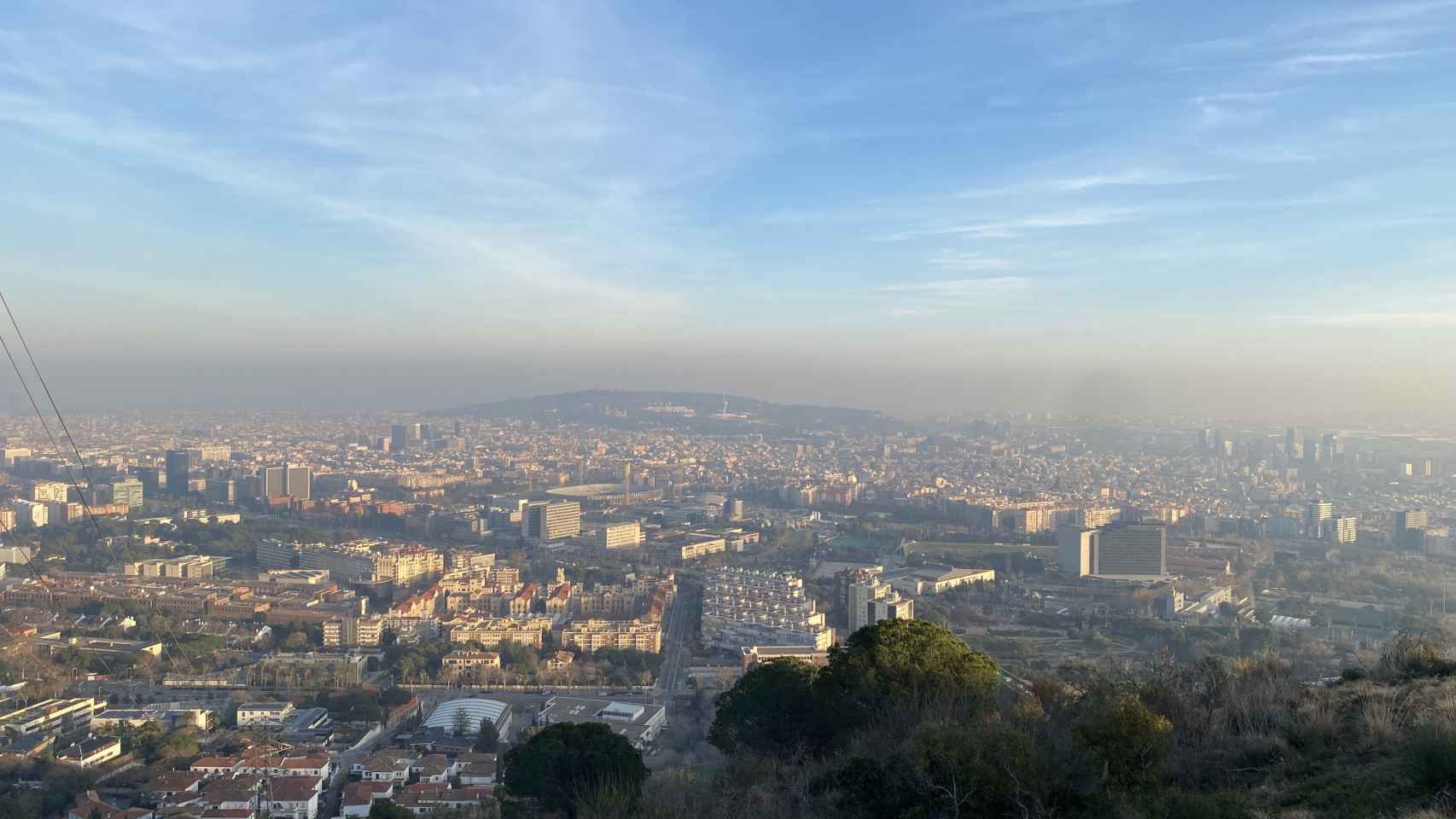 Panorámica de Barcelona durante un episodio de contaminación