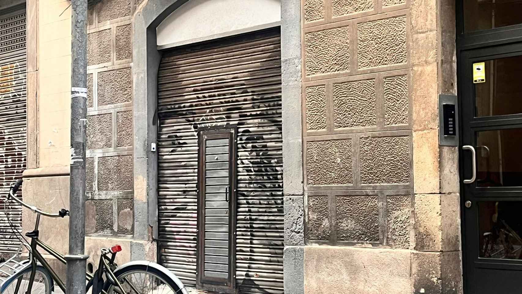 La puerta de acceso al narcopiso en el Passatge de Batlló
