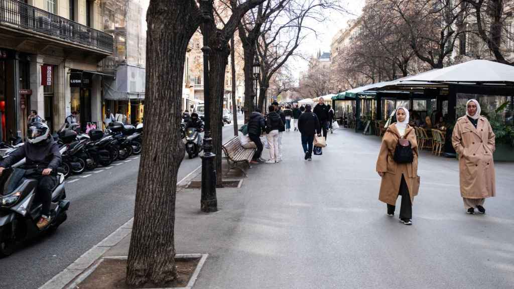 Peatones pasean por la Rambla Catalunya de Barcelona