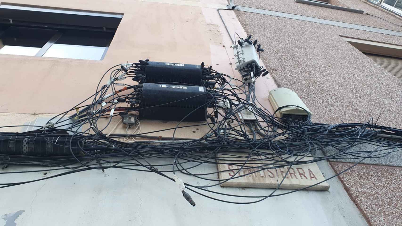 Cables de telefonía colgando en edificios del Besòs