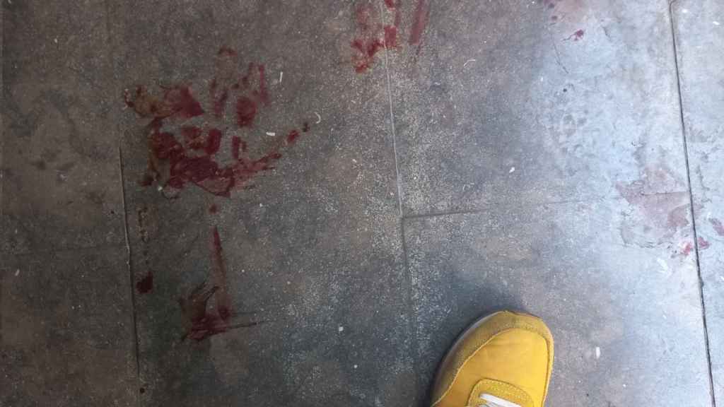 El suelo del portal de Carlos Martínez lleno de sangre
