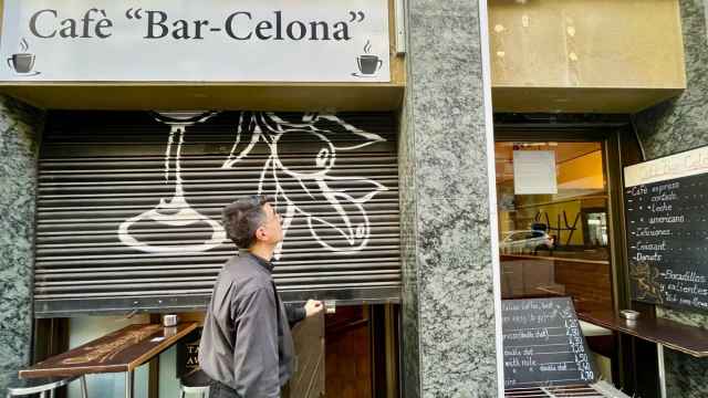 El propietario del Café Bar-Celona en Les Corts, Rafa Carmona