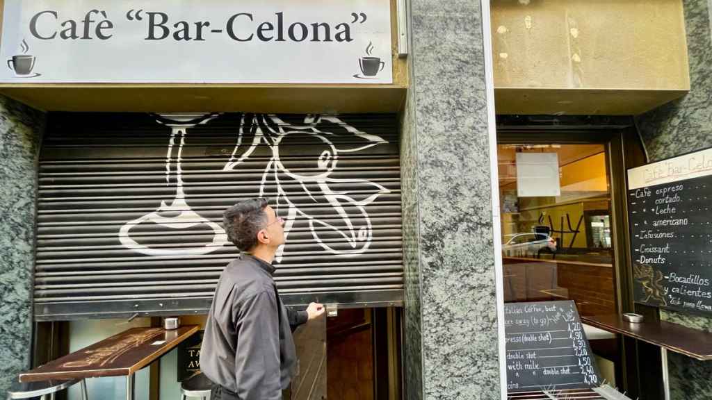 El propietario del Café Bar-Celona en Les Corts, Rafa Carmona