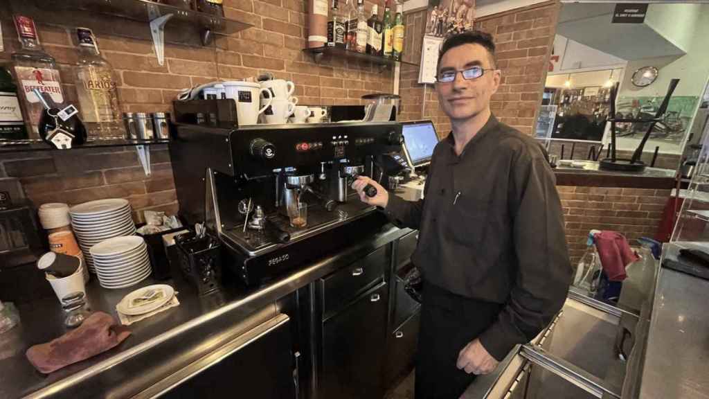 El propietario del Café Bar-Celona en Les Corts, Rafa Carmona