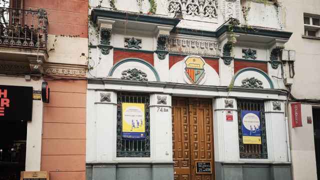 Fachada del restaurante del Poblenou encajado entre dos edificios con alma futbolera y sabor a vermut