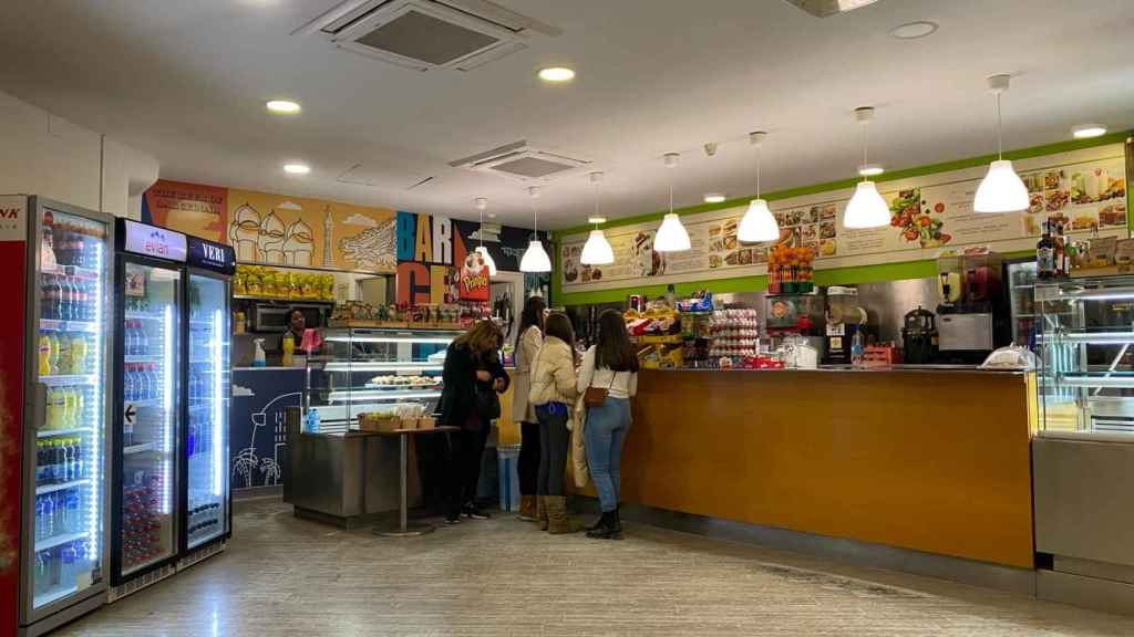 Clientes en el interior del bar