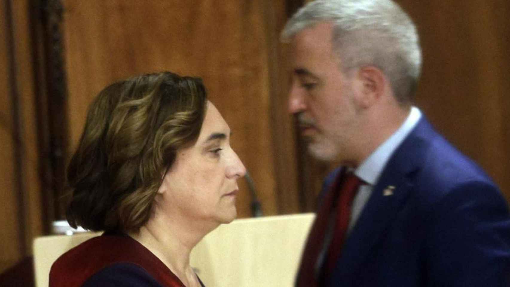 La líder de los comunes, Ada Colau, se cruza con el alcalde, Jaume Collboni, durante el pleno de investidura