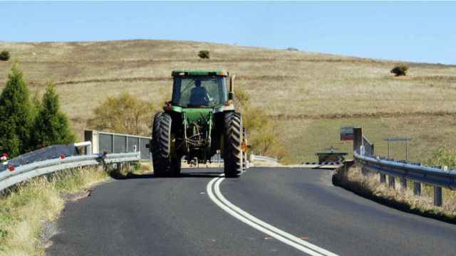 Un tractor circulando por una carretera de la provincia de Barcelona