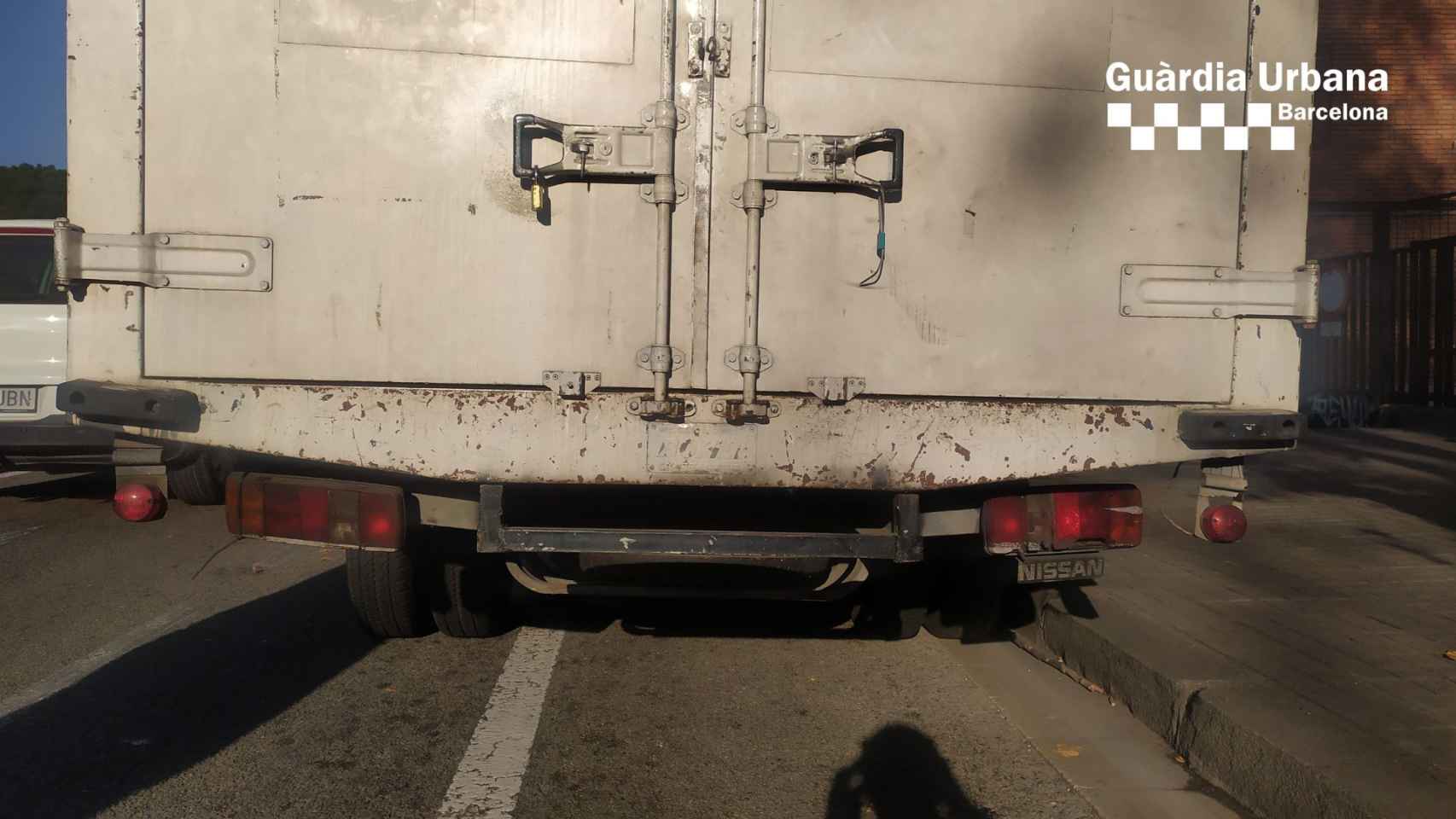 Un camión con la matrícula oculta en Barcelona
