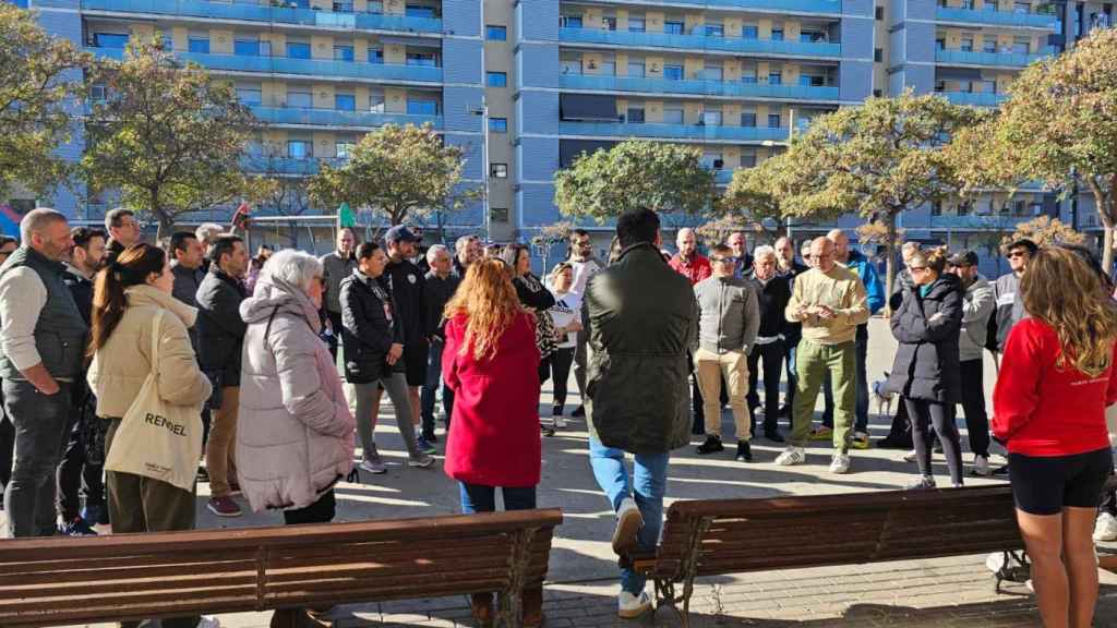 Vecinos de la Mora reunidos para tratar la inseguridad de la zona