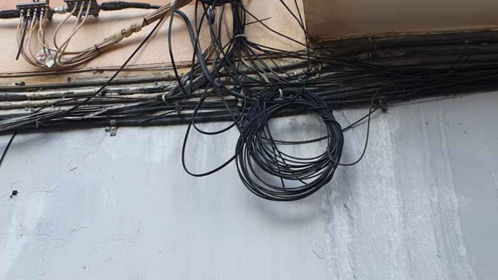 Cables colgando de las fachadas de los edificios del Besòs