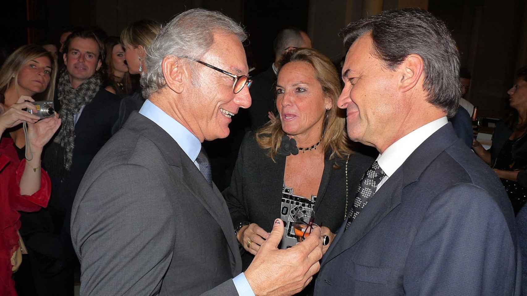 Isak Andic, presidente de Mango, Helena Rakosnik y Artur Mas en los Mango Fashion Awards de Barcelona (2010)