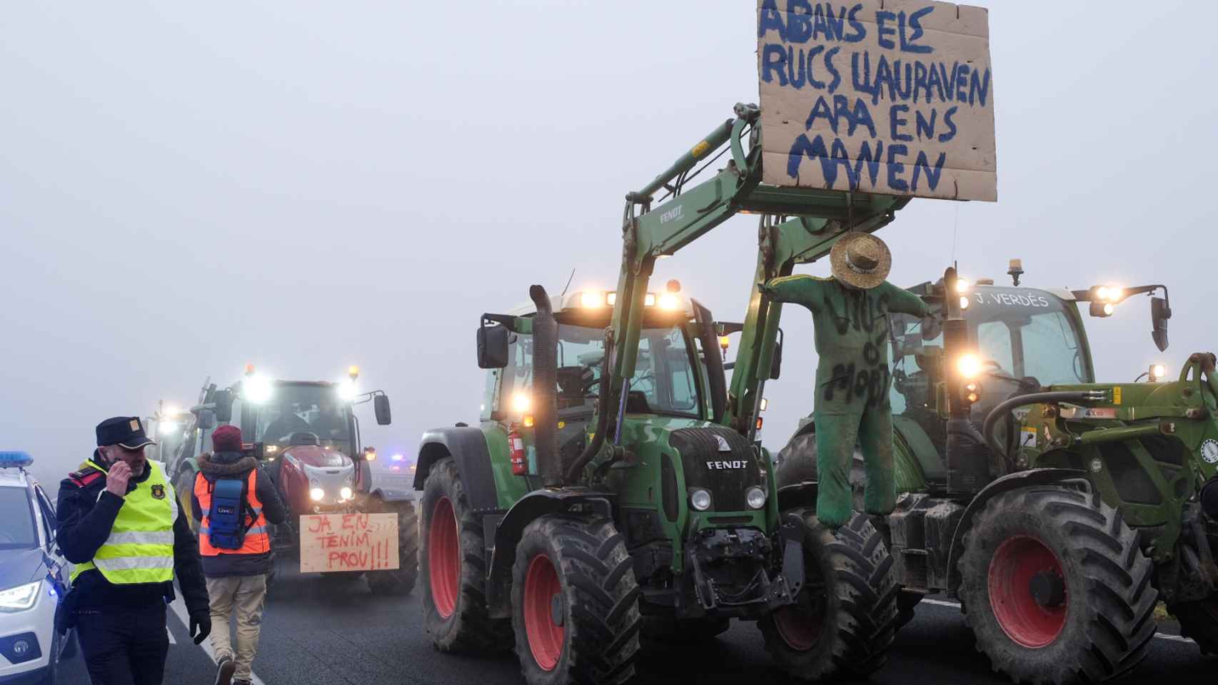Los tractores durante la manifestación en una carretera catalana