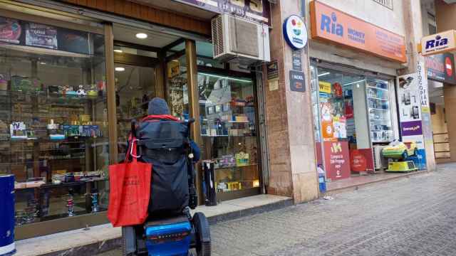 Image archivo de una persona con movilidad reducida en un comercio no accesible de Barcelona
