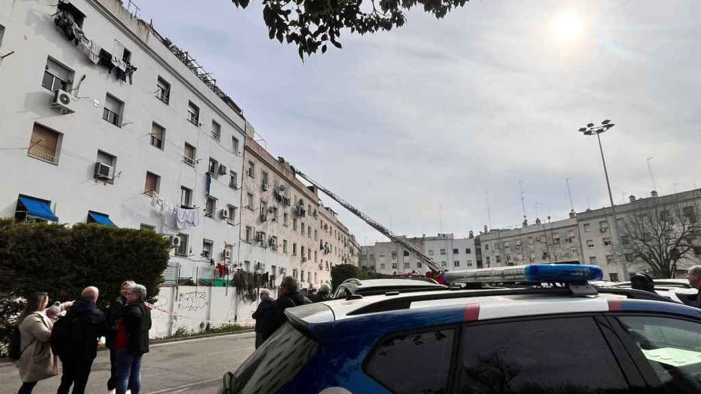 Vecinos a las puertas del edificio derribado en Badalona