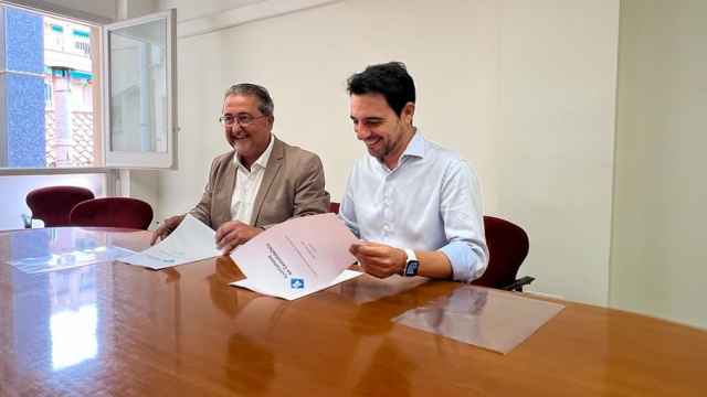 Nico Cerpa (SOM Castelldefels) con el alcalde Manu Reyes (PP) en Castelldefels