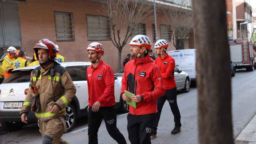 Los bomberos durante el derribo de Badalona