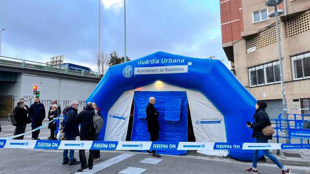 Carpa de la Guardia Urbana frente al edificio derrumbado