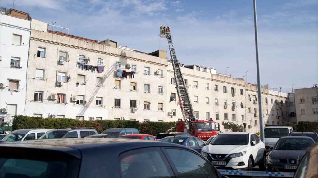 Exterior del edificio que se derrumbó en Badalona