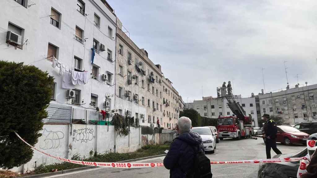 Precinto de seguridad en la calle Amigó, donde ha tenido lugar el derrumbe