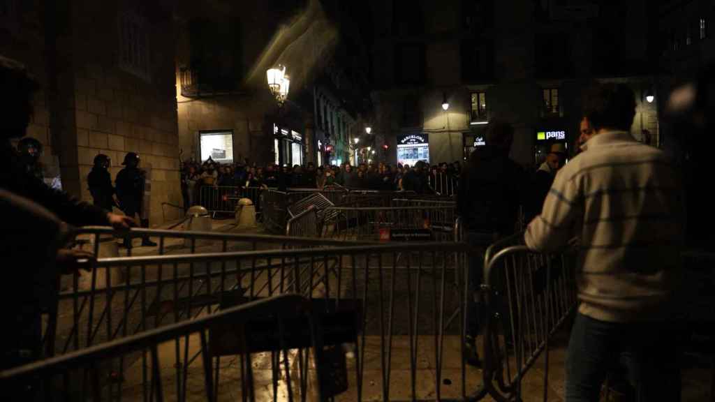 Manifestantes retiran vallas ante el Palau de la Generalitat