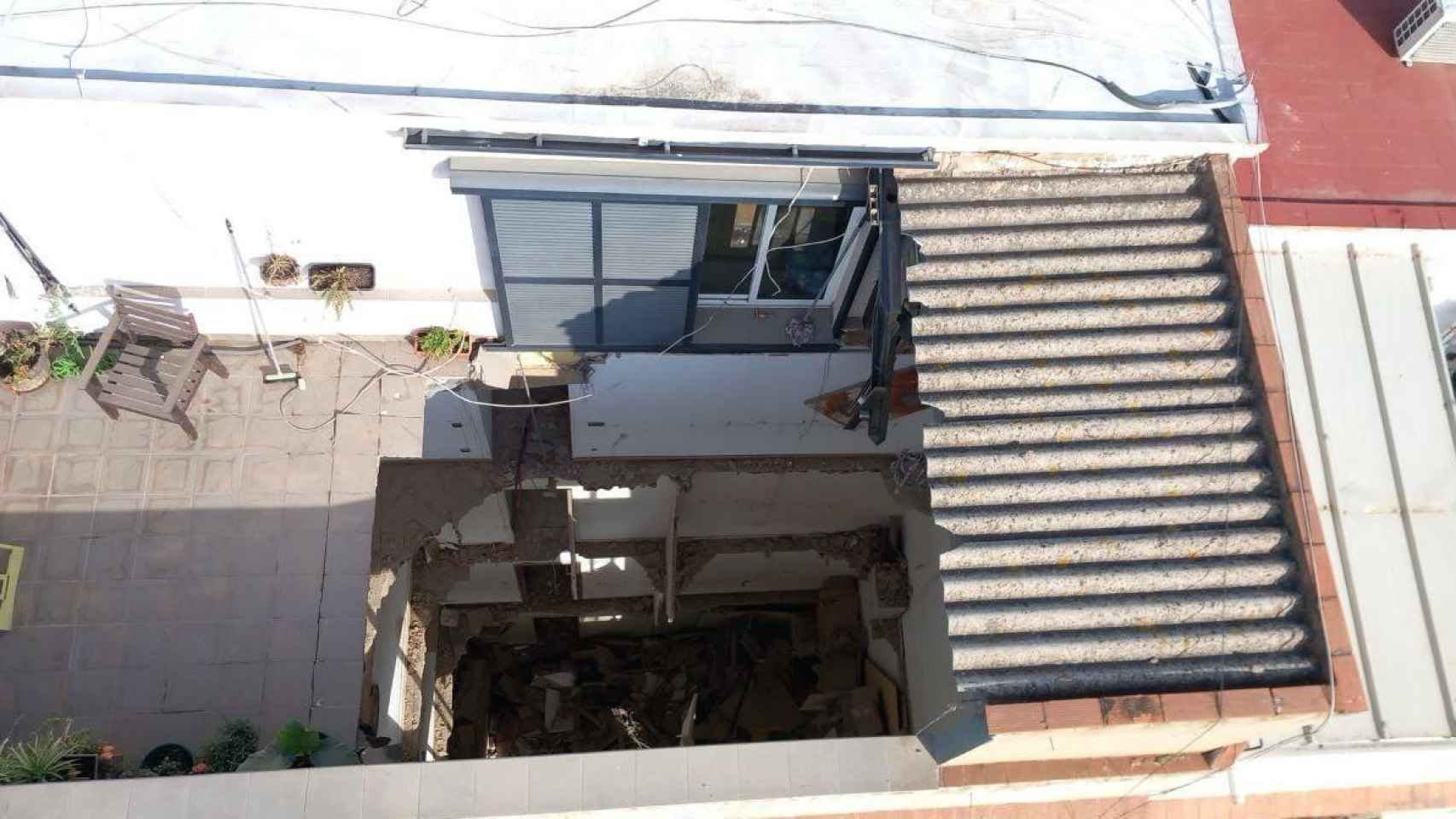 Colapso de la cubierta del ático en el edificio derrumbado en Badalona