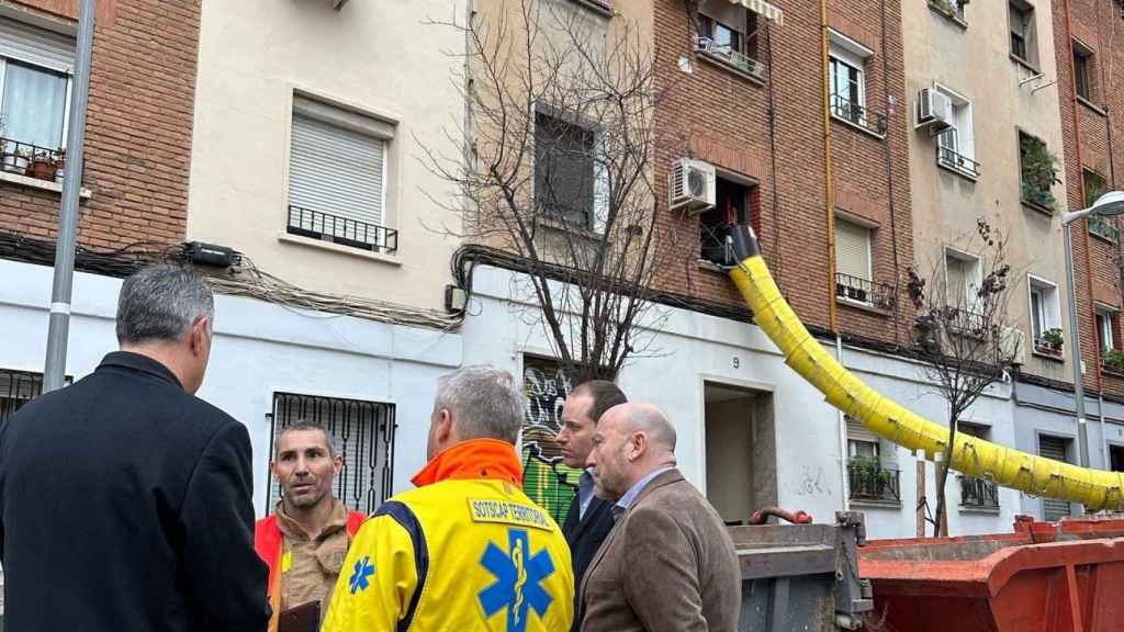 El alcalde Albiol, bomberos y concejales en el lugar del derrumbe de Badalona