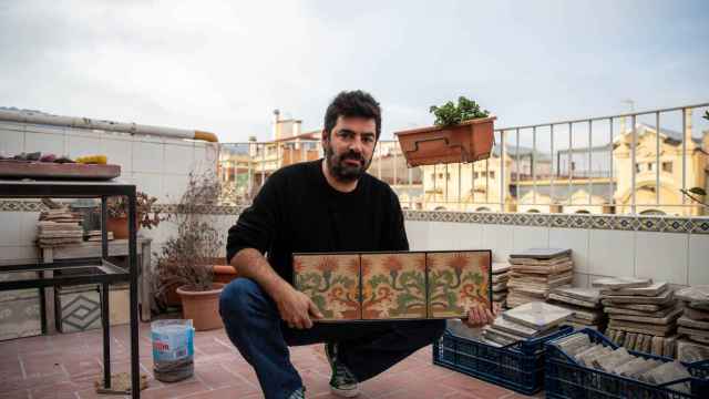 Joan Moliner rescata baldosas hidráulicas y las almacena en el terrado de su ático en Vallcarca