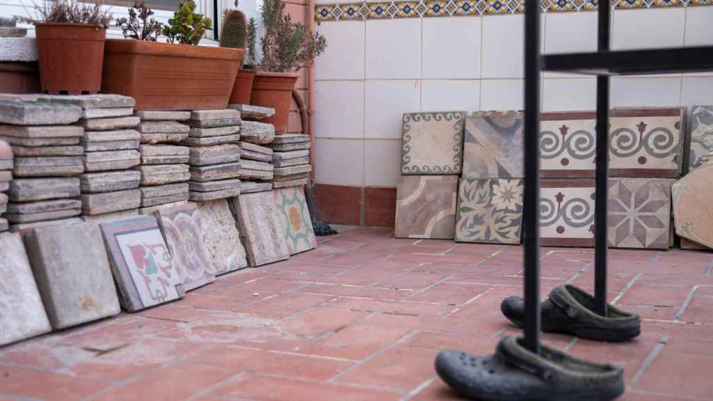 Colección de baldosas en el terrado de Joan Moliner