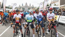 Participantes de la Volta Ciclista a Catalunya en la avenida Reina Maria Cristina de Barcelona