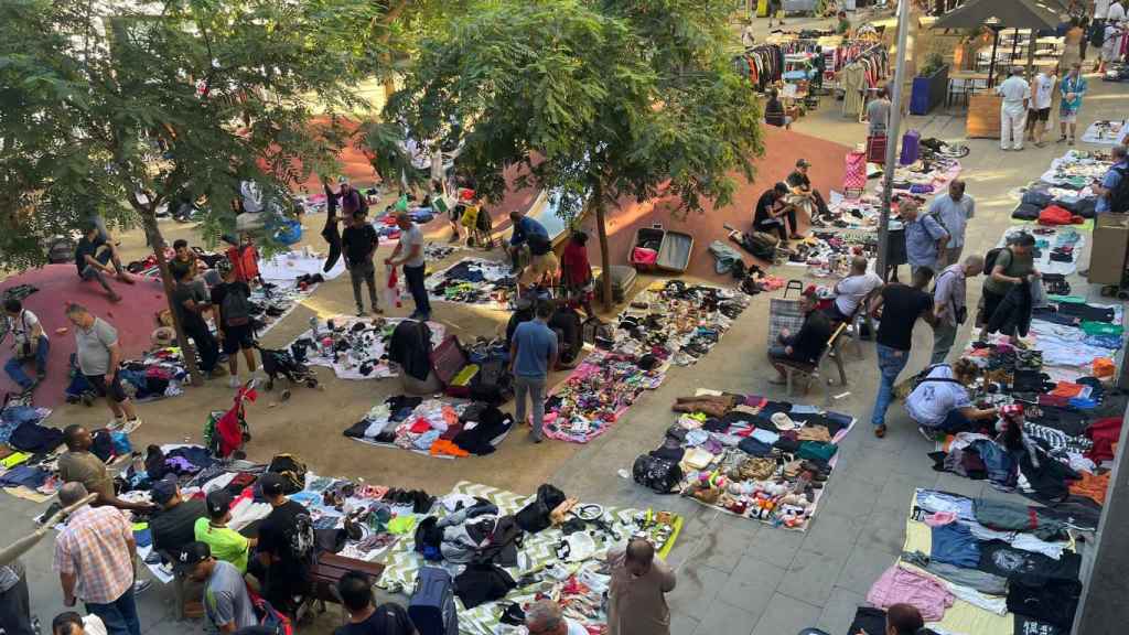 El mercado de vendedores no autorizados cerca del Flea Market