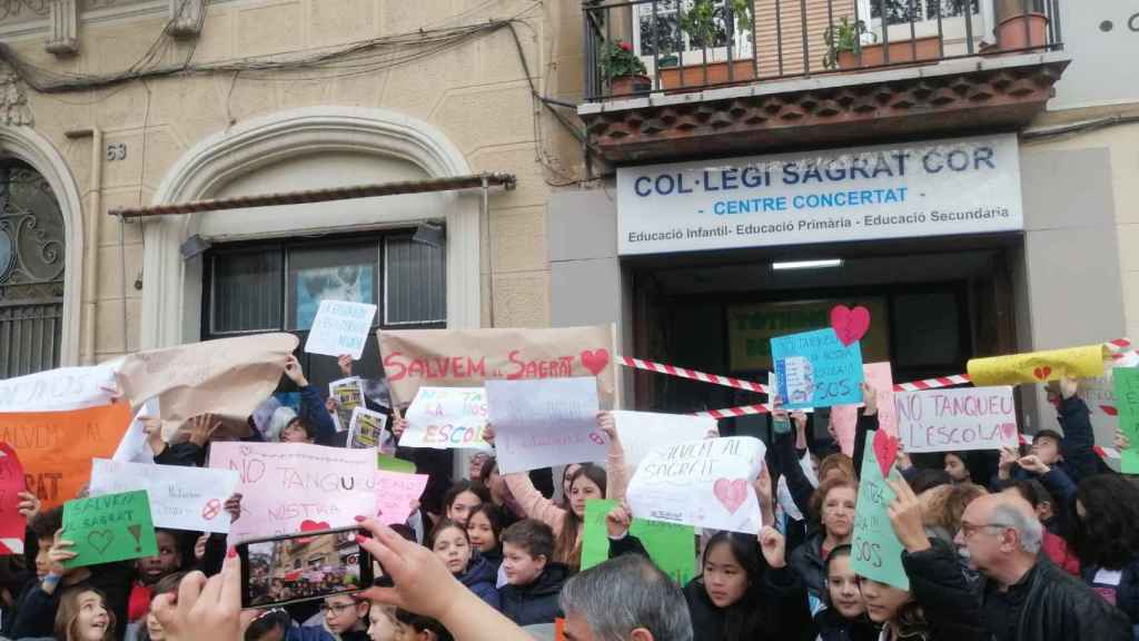 Alumnos y familias manifestándose a las puestas del Sagrat Cor de Ribes