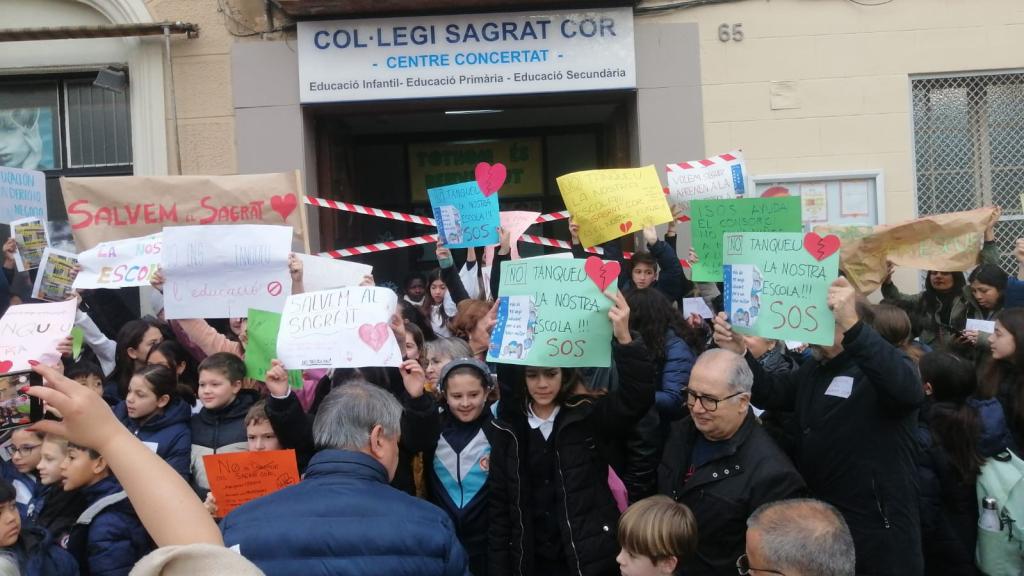 Familias y alumnos se manifiestan por el cierre del colegio Sagrat Cor de Ribes del Eixample