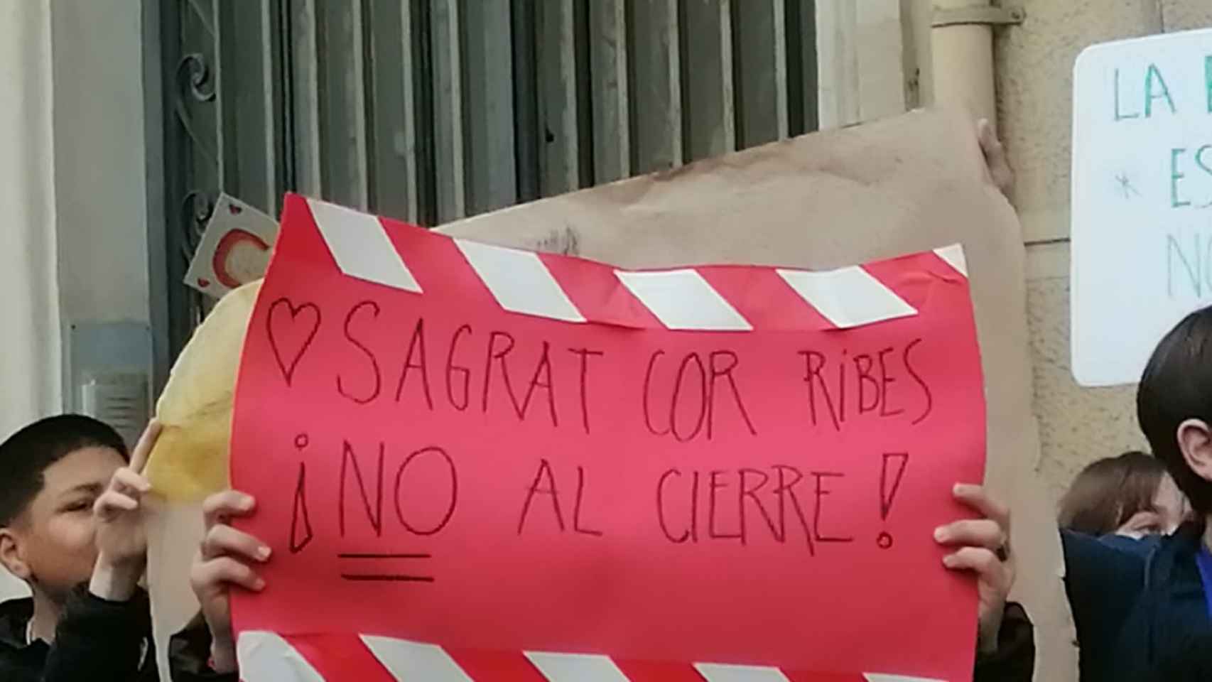 Una pancarta, con un mensaje de protesta por el cierre del Sagrat Cor de Ribes