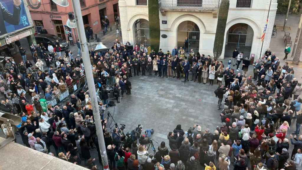 Acto homenaje por las víctimas en la plaza de la Vila de Badalona