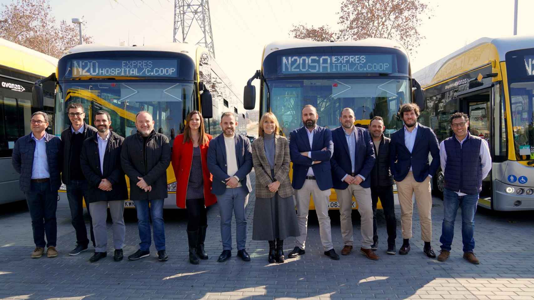 La alcaldesa de Sant Boi de Llobregat, Lluïsa Moret, y el vicepresidente de Movilidad, Transporte y Sostenibilidad del AMB, Carlos Cordón, junto con su equipo