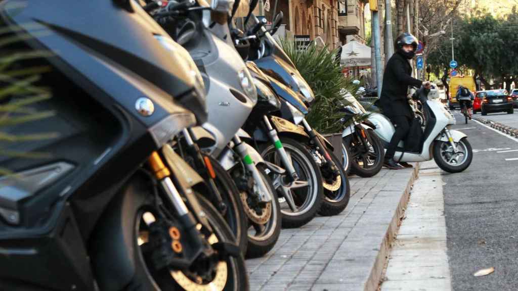 Motos estacionadas sobre la acera