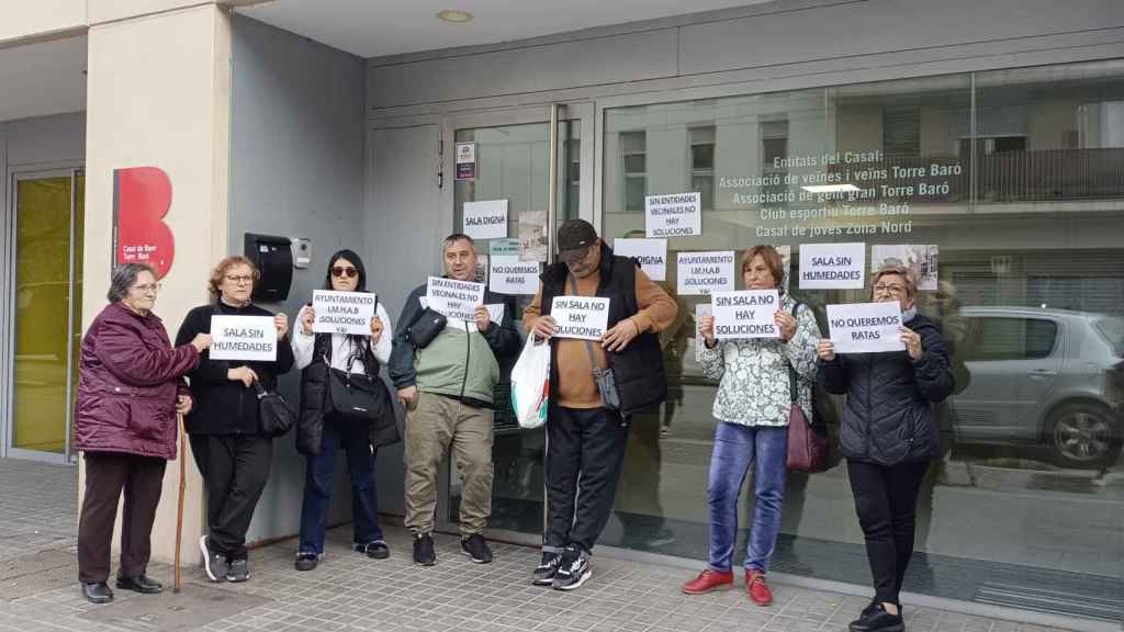 Los vecinos de Torre Baró se manifiestan delante del casal