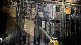 Un incendio en Ciutat Vella deja un piso totalmente calcinado y cuatro heridos