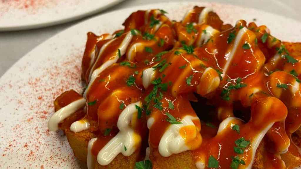 Un platillo de bravas de El Buen Gusto