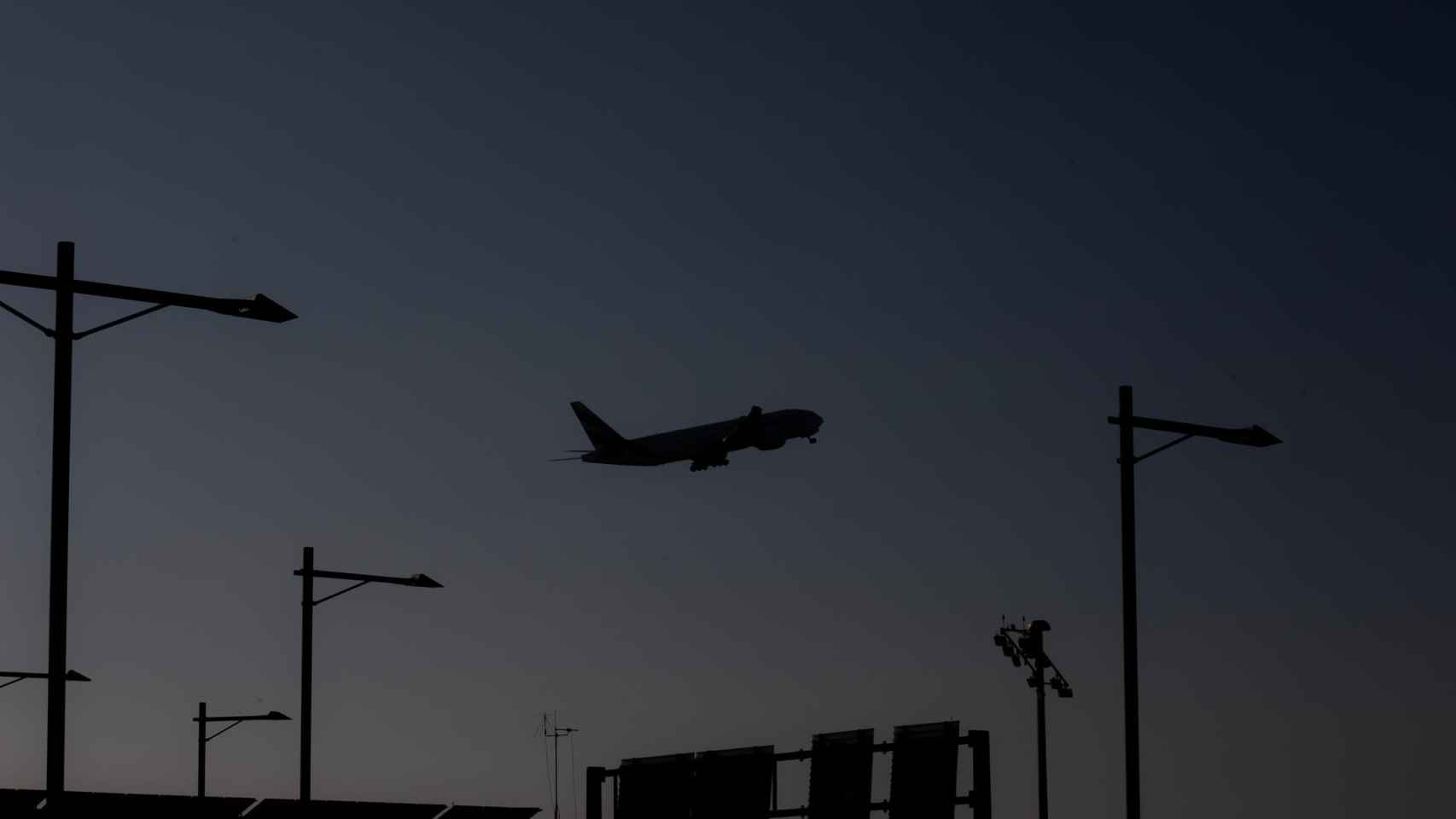 Un avión sobrevuela el Aeropuerto de Barcelona-El Prat