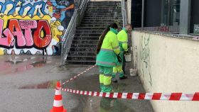 Personal de limpieza del Ayuntamiento de Barcelona trabaja en la plaza Terenci Moix (Raval) para eliminar pintadas