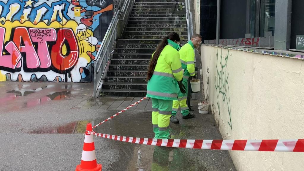 Personal de limpieza del Ayuntamiento de Barcelona trabaja en el Raval para eliminar pintadas