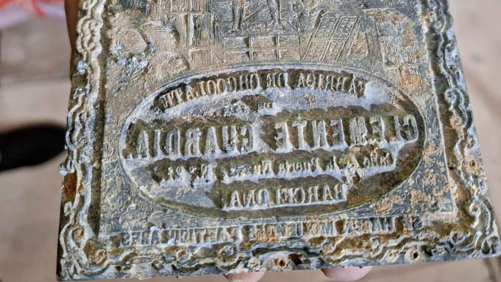 Una de las placas de plomo encontradas, que se debió utilizar para elaborar las etiquetas de los chocolates