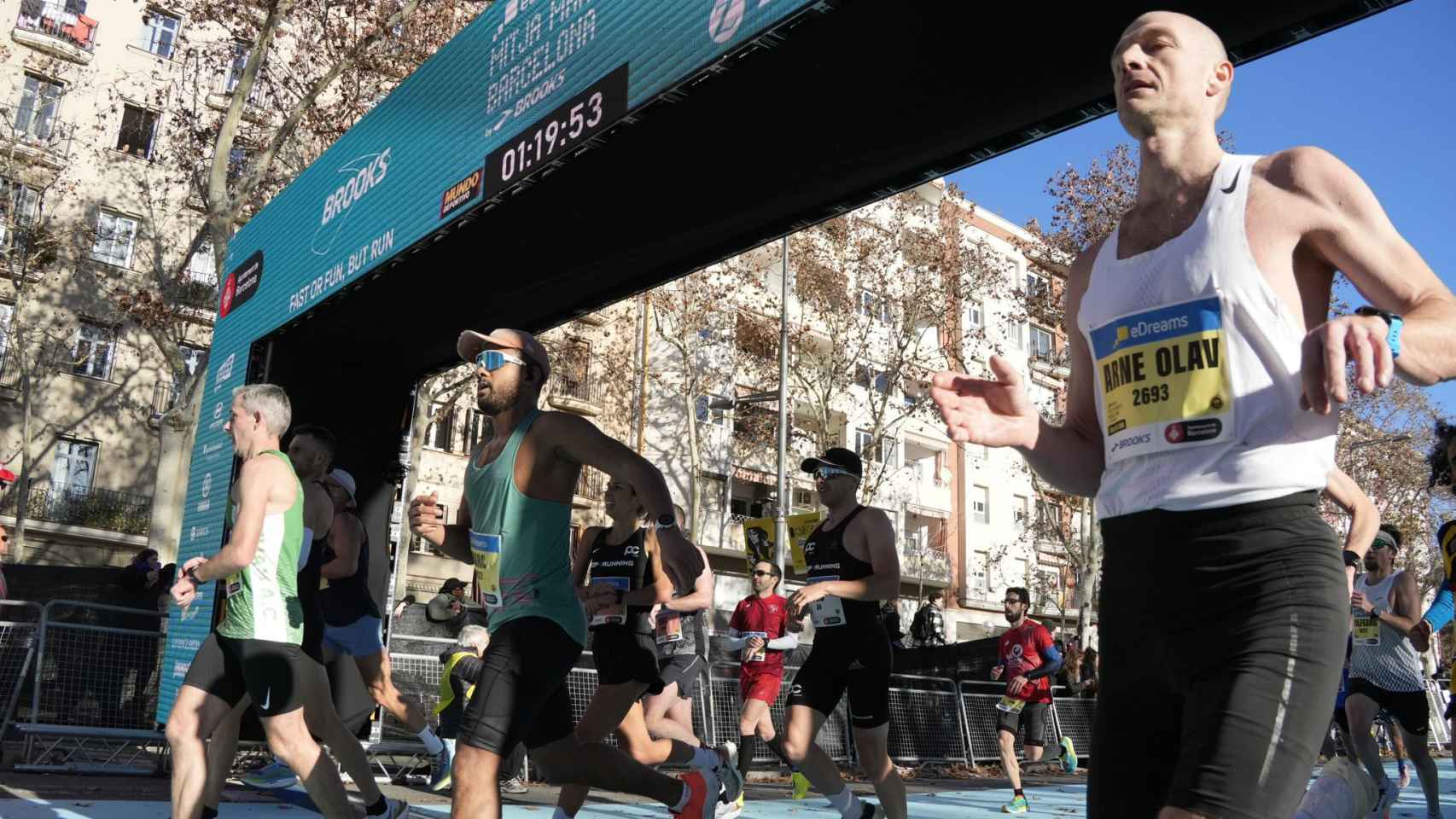 Corredores en la Media Maratón de Barcelona 2024