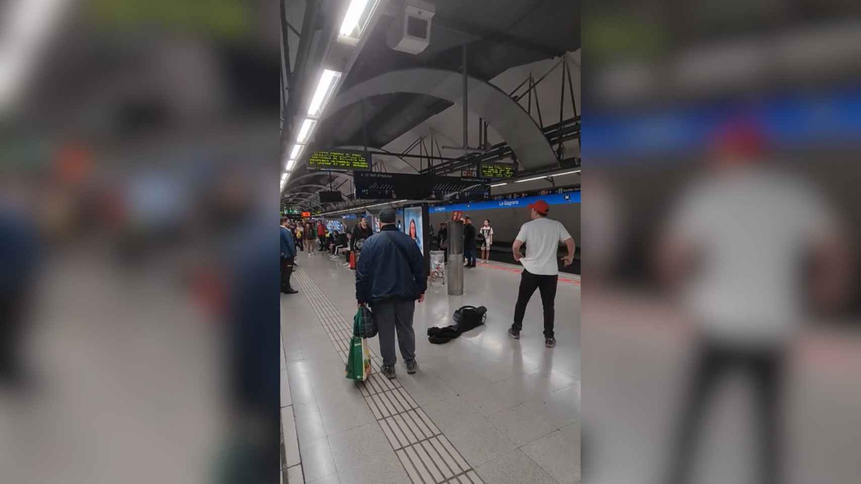 Nueva pelea en el metro de Barcelona: un hombre rocía a otros con un extintor