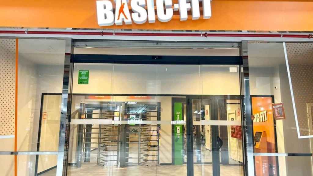 Entrada de un gimnasio Basic Fit en una imagen de archivo